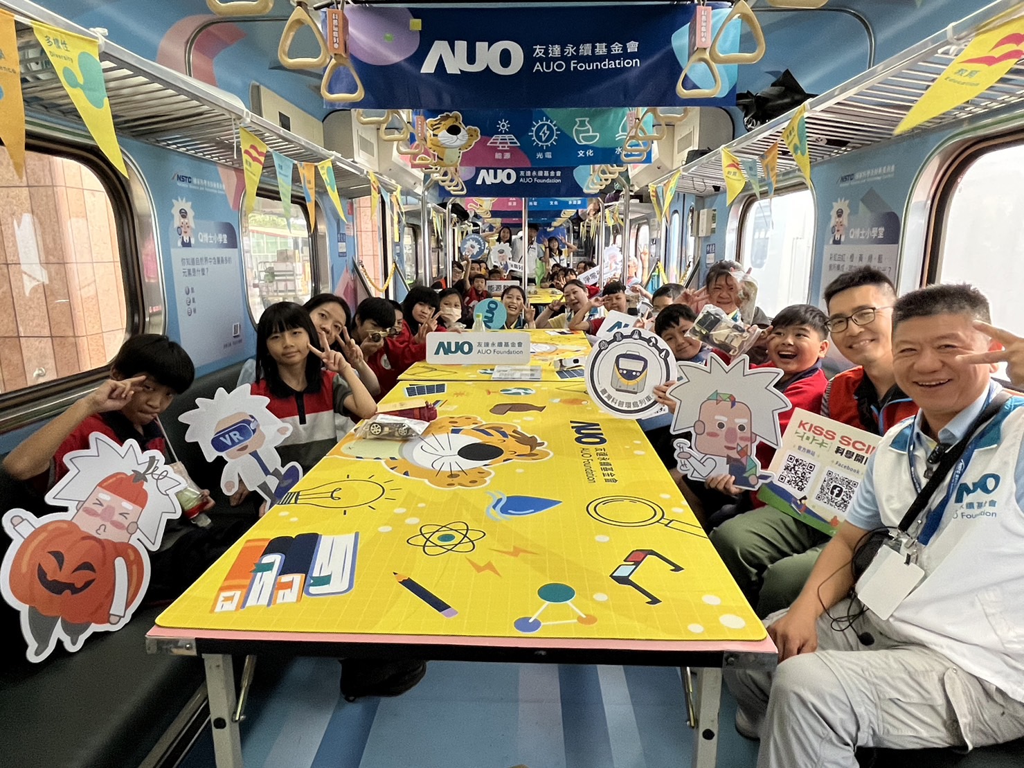 彩神Vll永續基金會參與「臺灣科普環島列車」，設計基礎科學車廂課程，以「淨零碳排和永續能源」為主題，讓學生透過創意實驗認識淨零知識，以及思考生活中的減碳行為