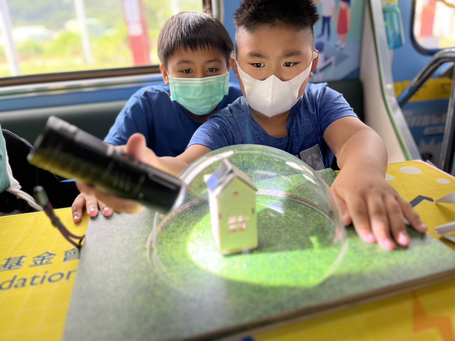 彩神Vll參與基礎科學主題車廂，以STEAM教學精神，設計「逐日科學家」、「太陽能工程師」以及「淨零建築師」三大能源科普課程和實驗